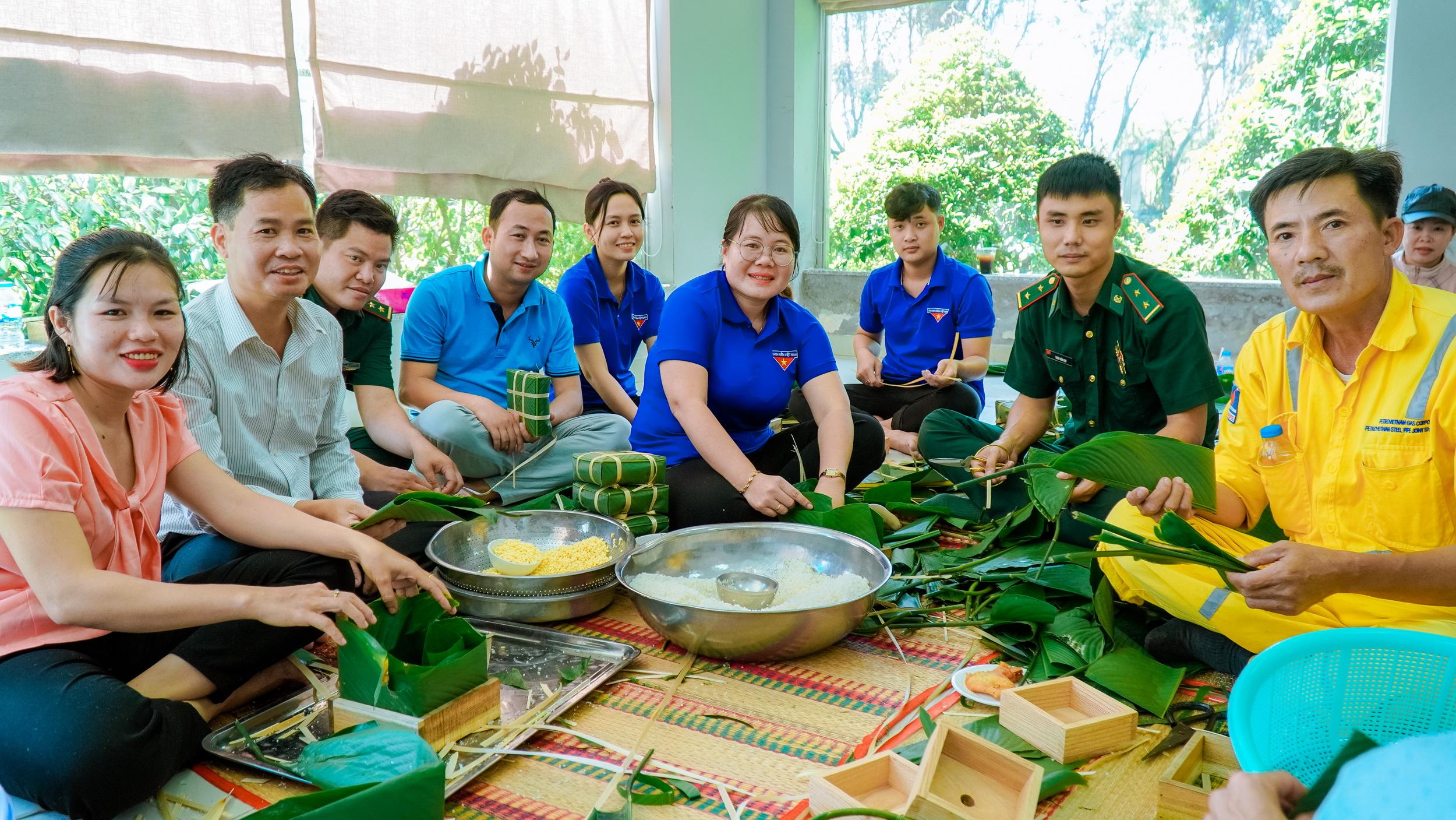 Nhiều lực lượng tham gia nấu bánh chưng tặng quà Tết